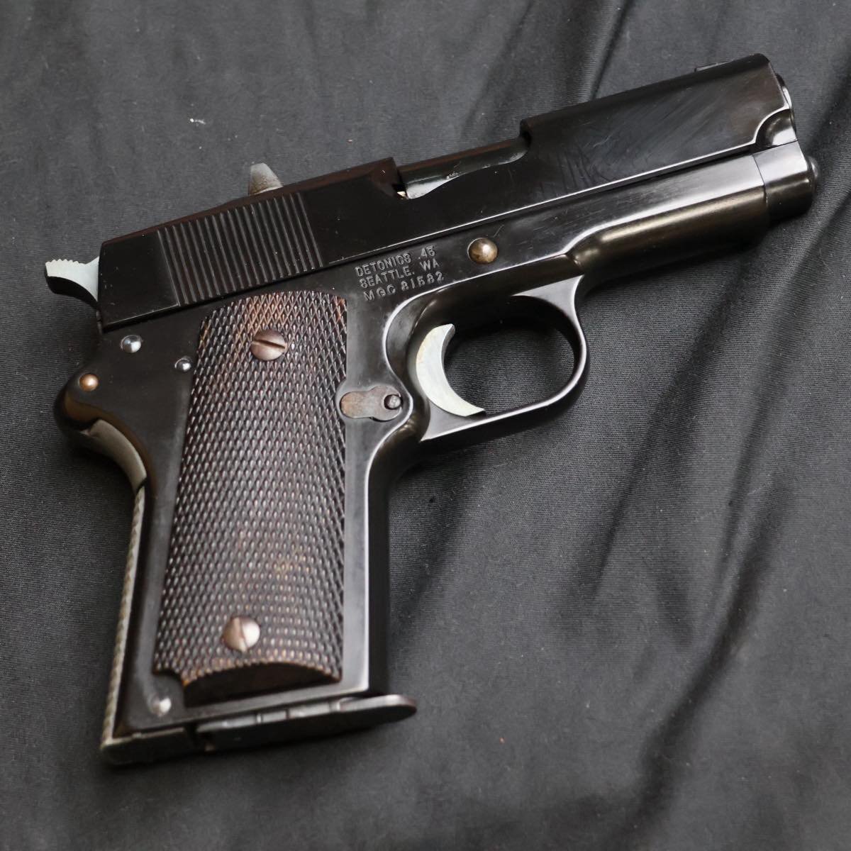 MGC デトニクス .45 プラスチック製 モデルガン 木製グリップ付き 合法品