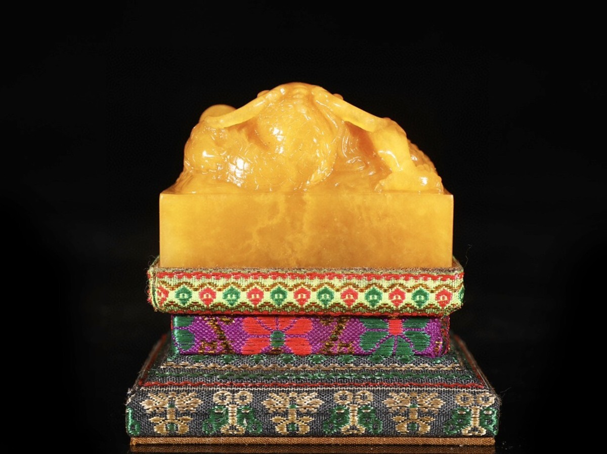 凍石】寿山石連江黄・龍彫石章（大） 寿山石・綠田黄石・細密彫・