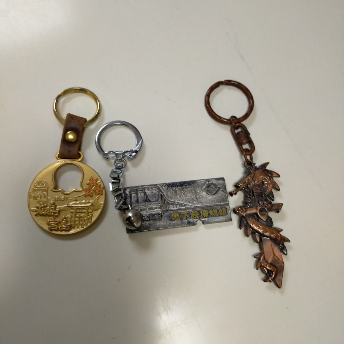 金銀銅の彫刻が施されたキーホルダー 広島原爆ドーム 地下鉄博物館
