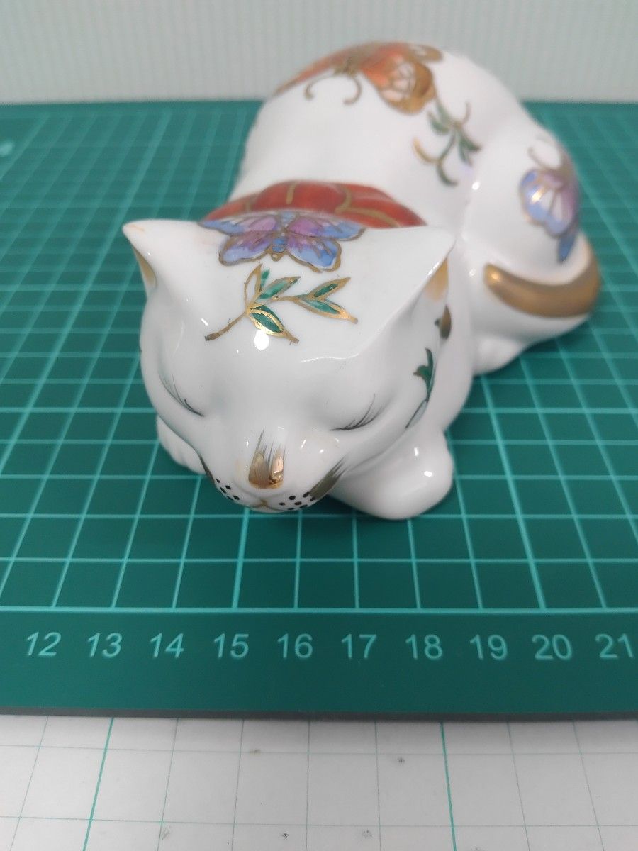 伊万里焼 猫 花模様 置物 伊万里焼 猫 花模様 置物 - メルカリ