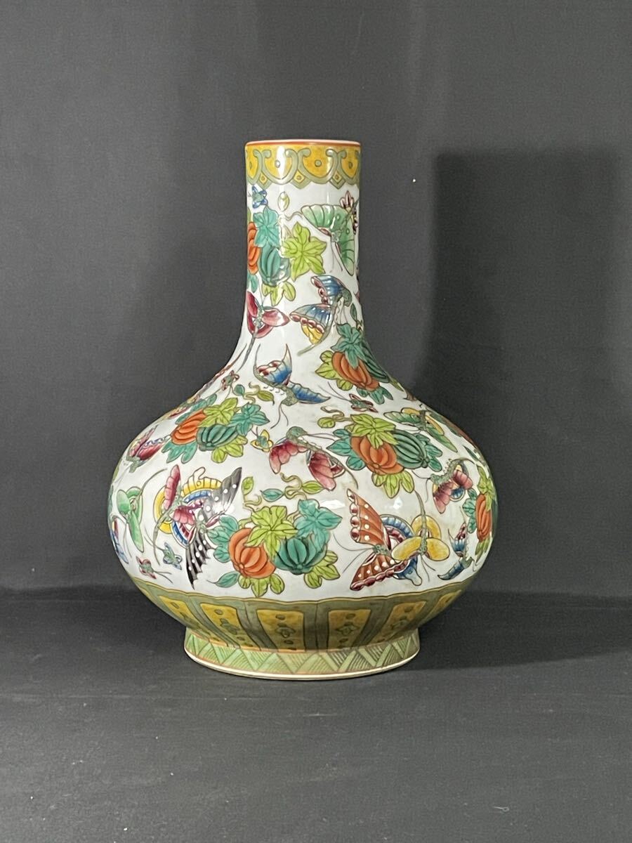 故宮】果蝶図蕪瓶 滬 大清光緒年製 上海紅衛兵没収文物博物院印判 約