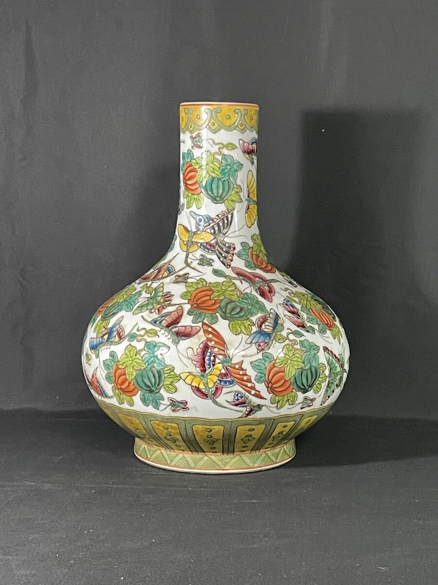 故宮】果蝶図蕪瓶 滬 大清光緒年製 上海紅衛兵没収文物博物院印判 約