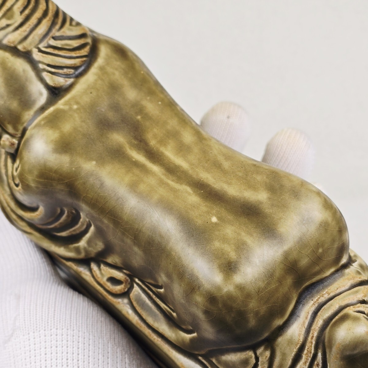 舶来品 中国古磁 越窯青磁 堆彫 唐代仕女紋 磁枕 脈枕 置物 美品 高品質