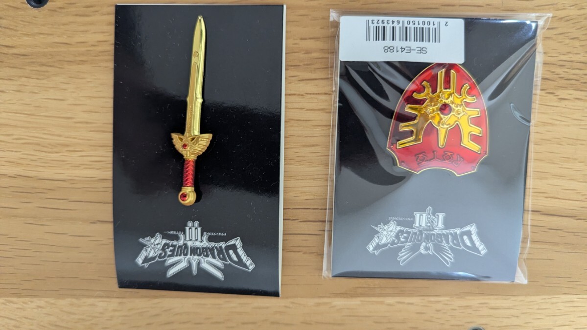 ドラゴンクエストⅠ Ⅱ Ⅲ アクリルブロック&ロトの剣&盾 ピンズ 未