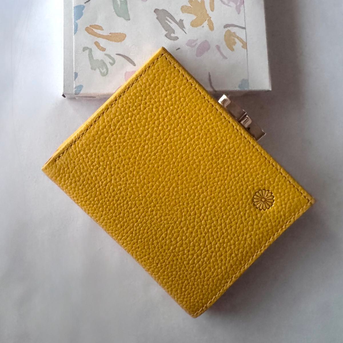 皇居限定 菊の御紋 がま口 二つ折り財布 牛革 レザー イエロー 金運