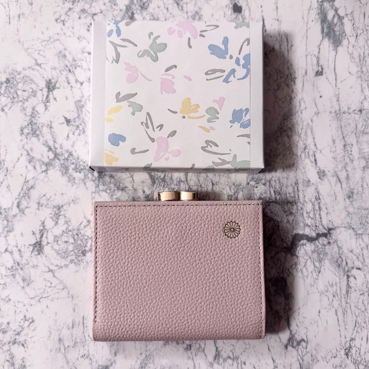 皇居限定 がま口 二つ折り財布 ピンクベージュ 菊紋 牛革 レザー 皇居