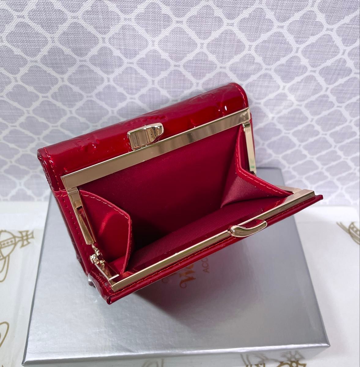 大人気 ショッパー付き】新品 Vivienne Westwood エナメル 赤 3つ折