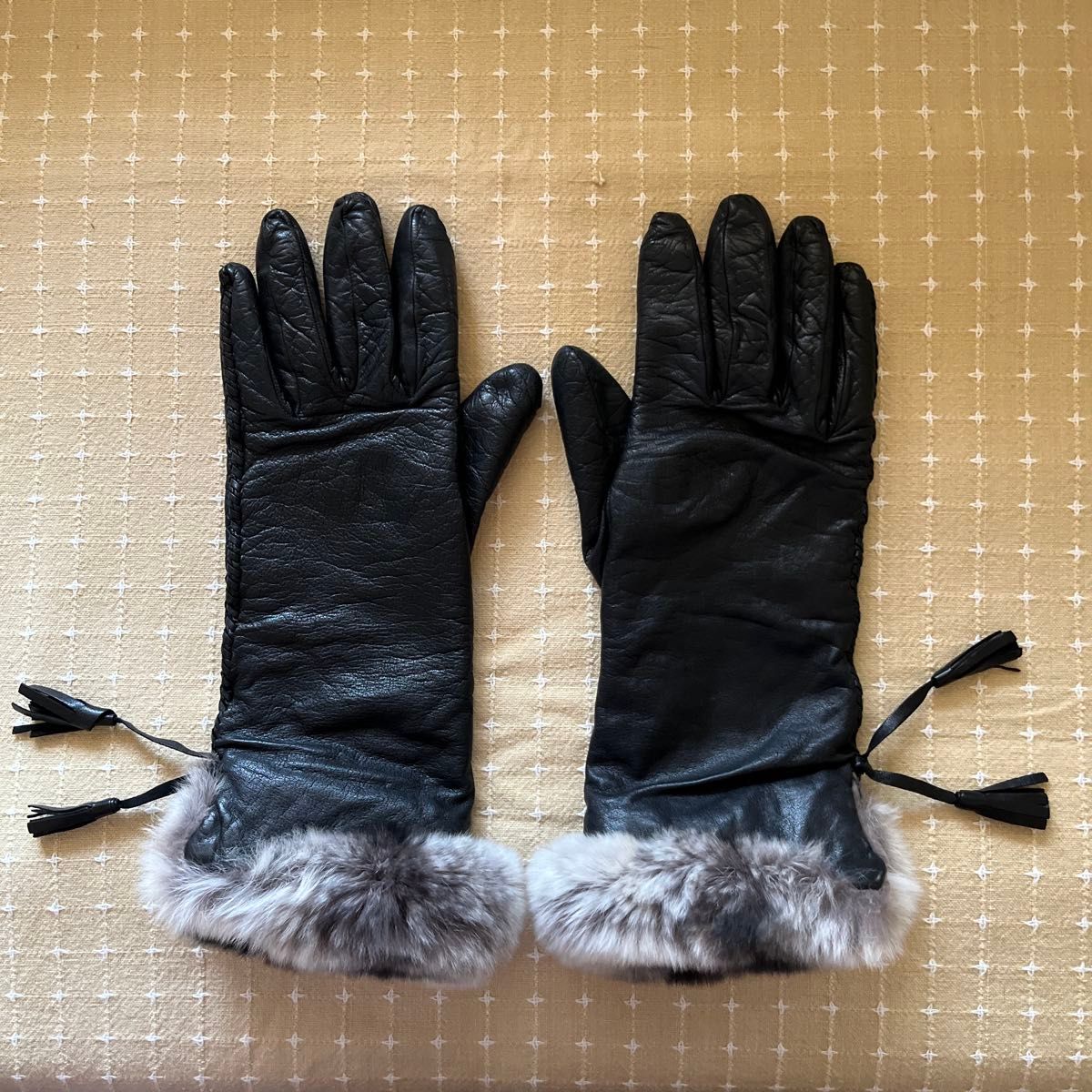 Sermoneta glovesレザー手袋 ファー付き グローブ ブラック タッセル