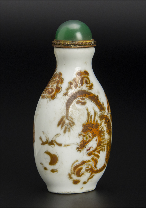 銀製のドラゴン緑色の鼻煙壺 銀製龍紋鼻煙壺