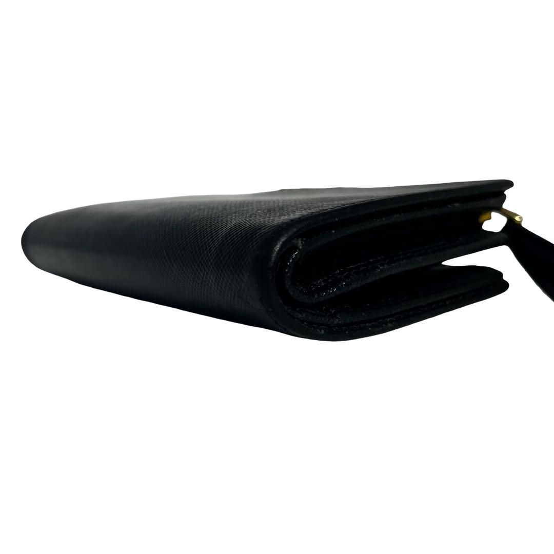 希少プラダ 二つ折り財布 サフィアーノレザー ロゴ金具 ブラック