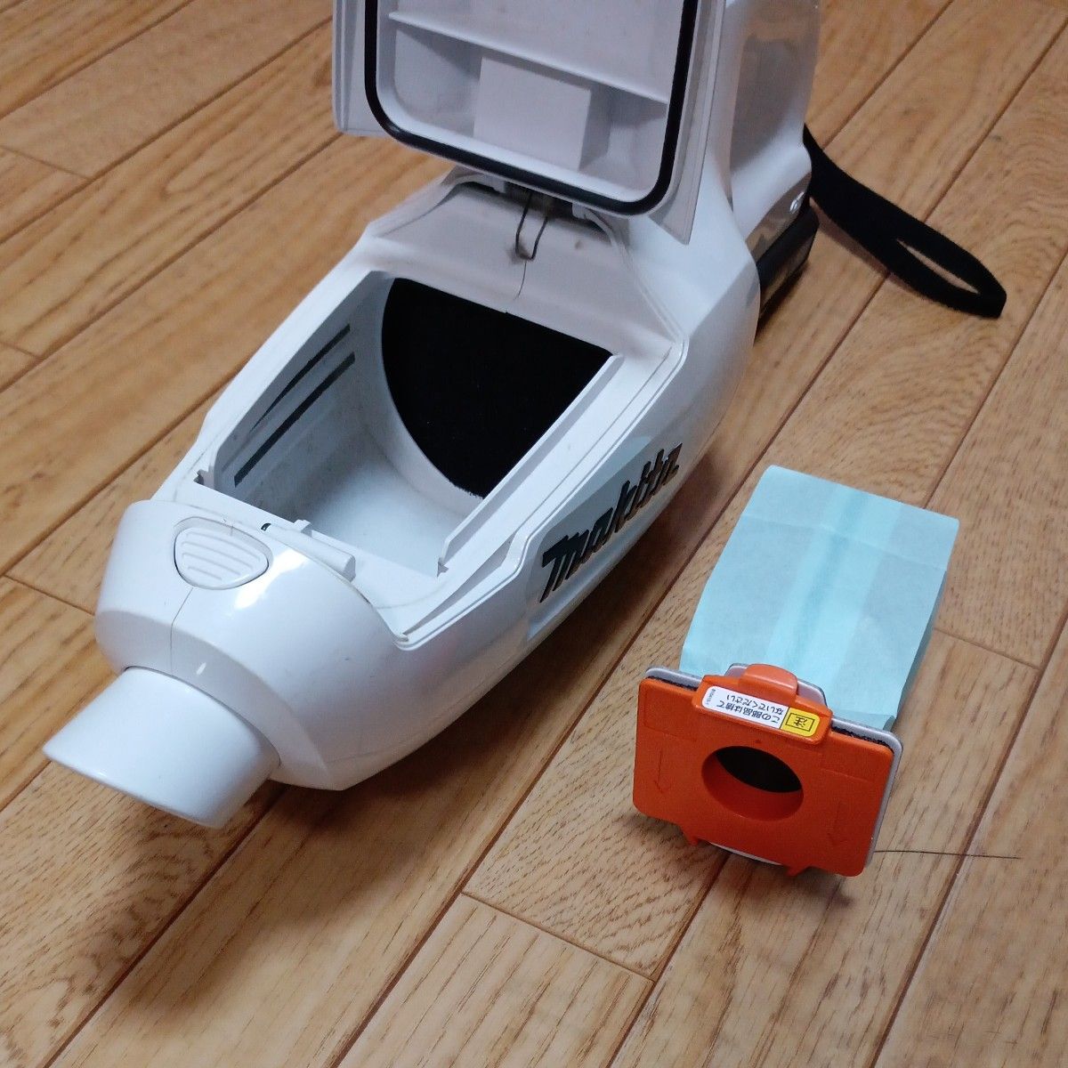 マキタ10 8V充電式クリーナCL107FD 純正充電器 純正バッテリー付