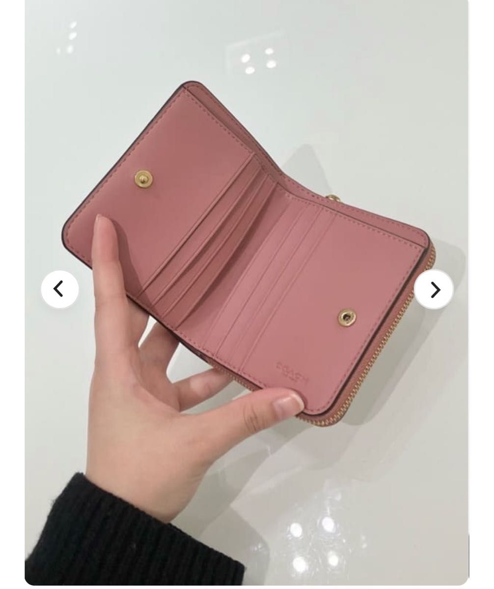 コーチ エッセンシャル ビルフォールド ウォレット・チャーム ピンク