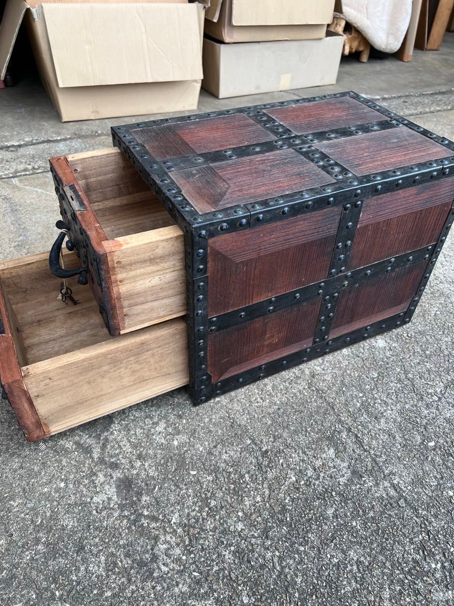 骨董 船箪笥 (金庫) 時代和箪笥 鉄地金具 カギ付き 金具装 昭和レトロ