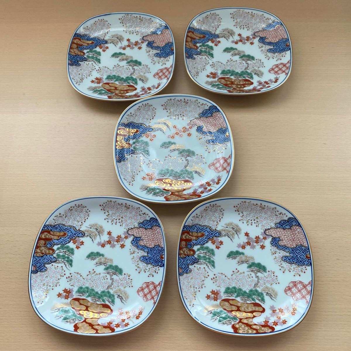 769 有田焼 其泉窯 染錦四方割木甲草花文 三段重