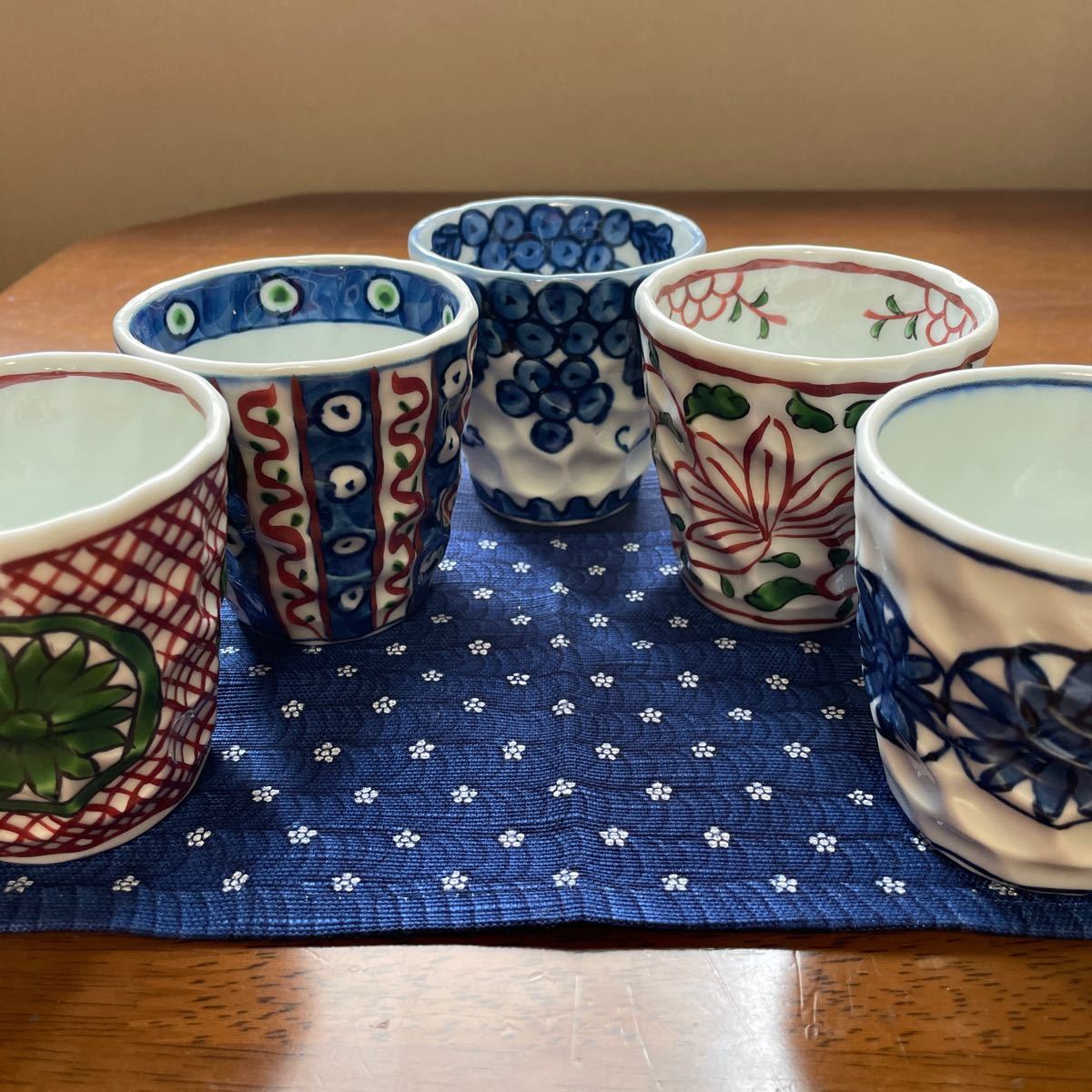 2072 源右衛門窯 染錦椿絵 皿5客 湯呑5客 2072 源右衛門窯 染錦椿絵 皿