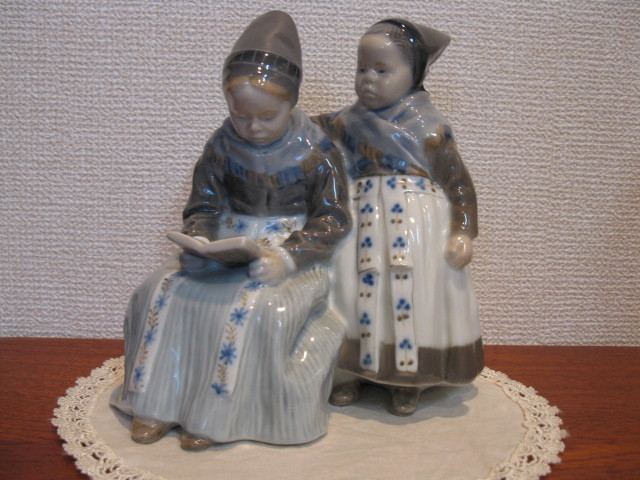 ロイヤルコペン フィギュリン陶磁器花飾り持つ人形 ロイヤルコペン