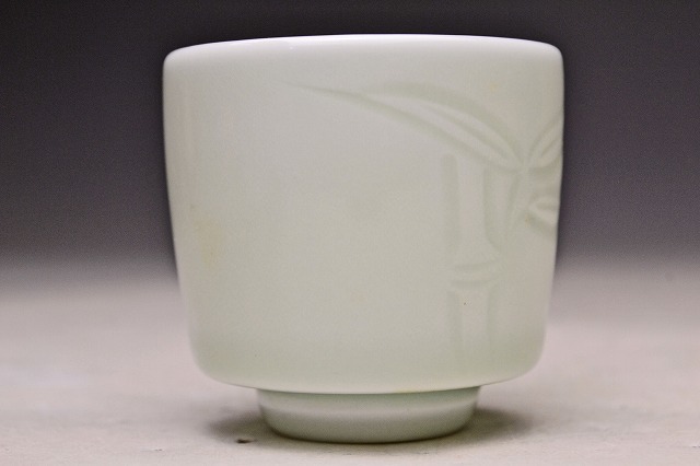 井上萬二 ☆ 白磁 笹文 ぐい呑 ☆ 共箱 ☆ 人間国宝 ☆ 彫紋のある