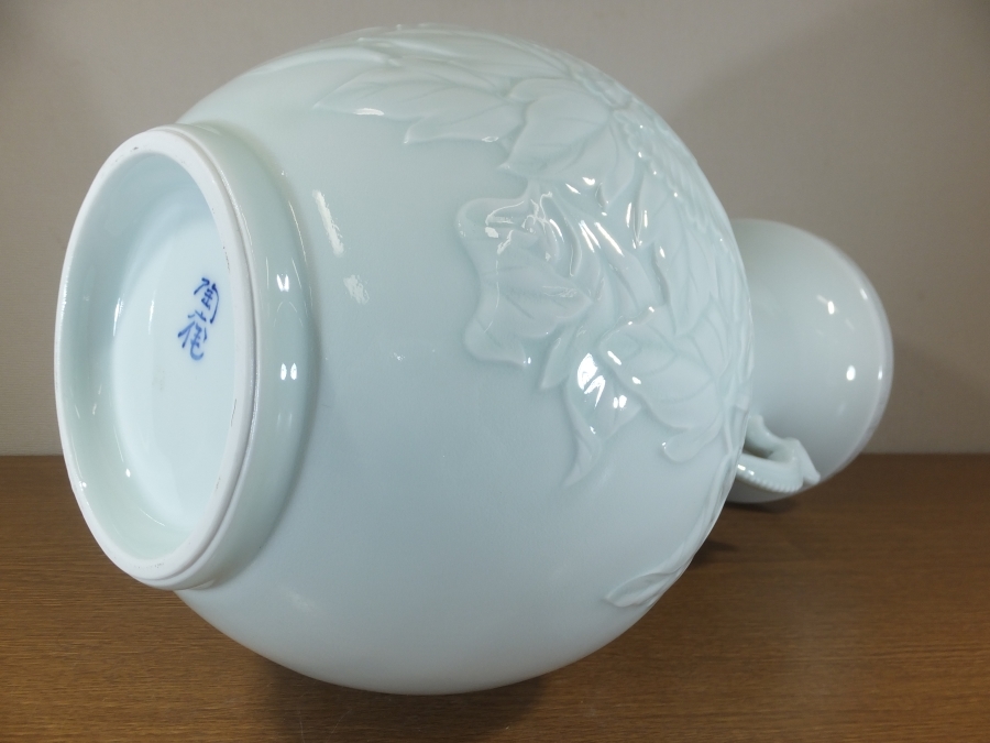 ◎【真作保証】 樋渡陶六 自作 青白磁牡丹紋彫花瓶 肥蝶