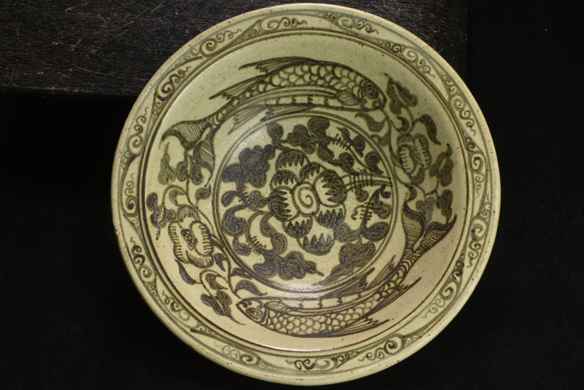 中国 魚 大皿 鉄 絵皿 陶磁器 飾皿
