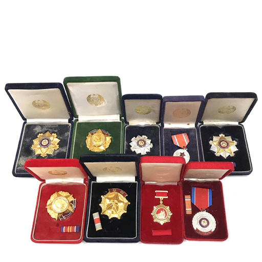 Yahoo!オークション - 北朝鮮 2級国旗勲章 / 微章国旗勲章 / 国創建20