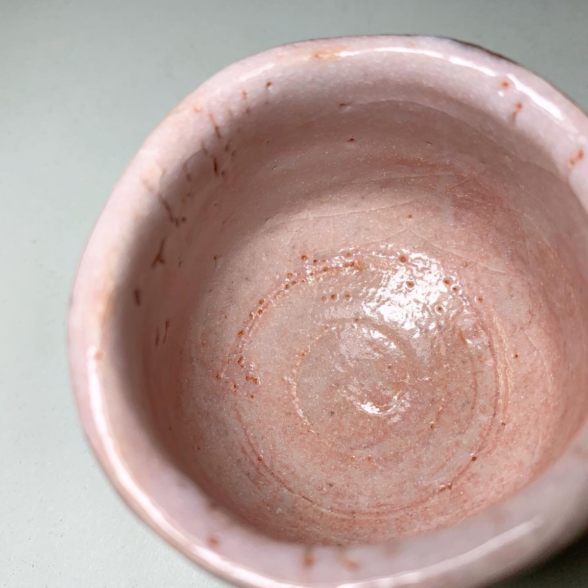 京都【 安藤工 】 志野 ぐい呑 最高 共箱 検) 父：県重要無形文化財