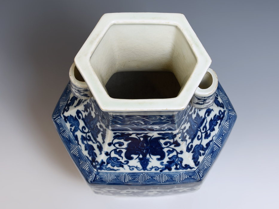 中国美術 青花 染付 大清乾隆年製 唐草文 耳付 花瓶 壺