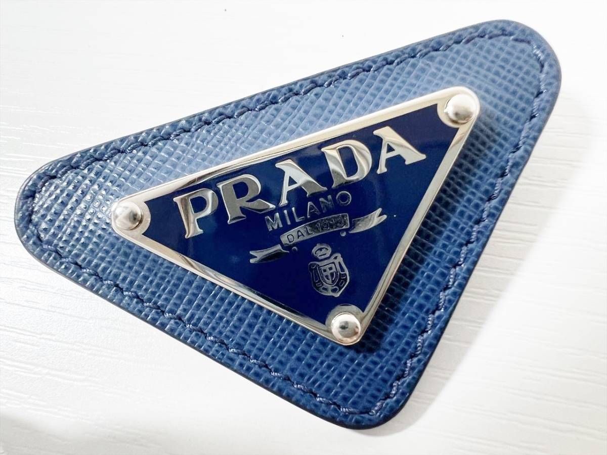 正規品 美品 PRADA プラダ トライアングルロゴ ブローチ ピン ブルー