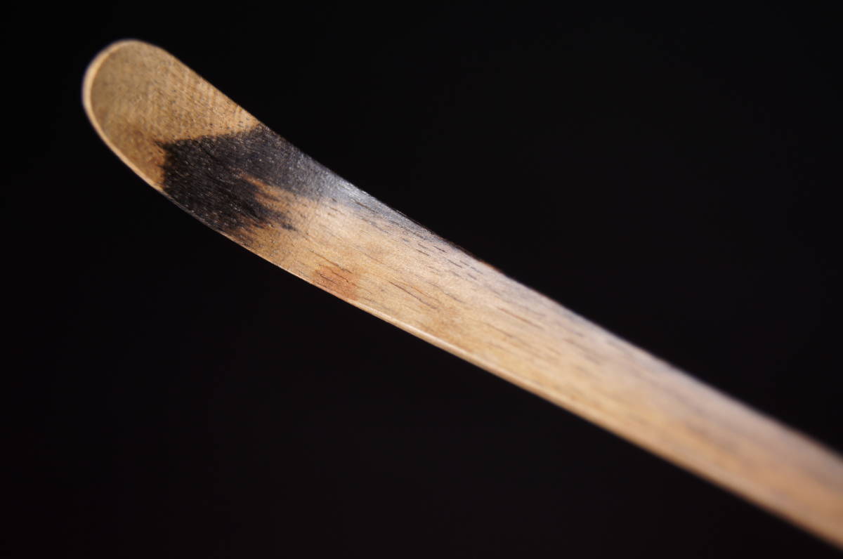 ◇[茶禅]茶道具 草の茶杓「黒柿茶杓」羽山忠（一葉）作 紙箱