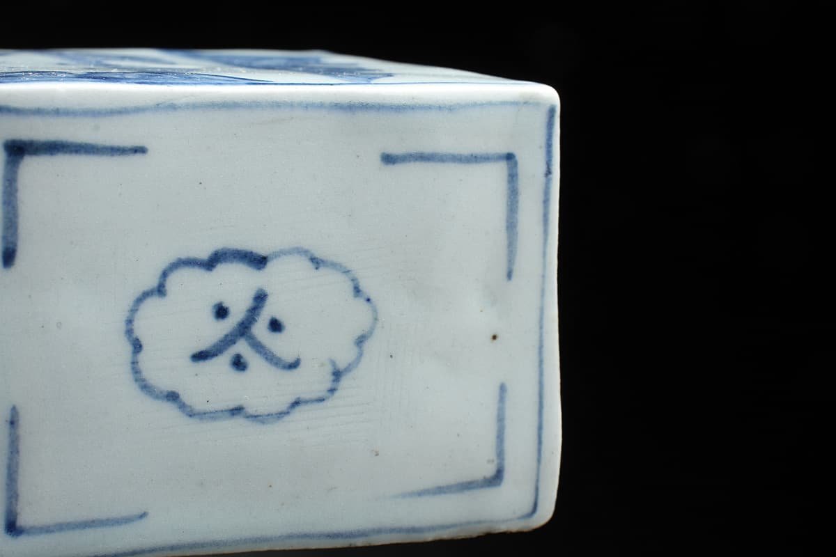 EE542 朝鮮古美術 李朝 白磁染付 山水文 角形水滴 幅6.6cm