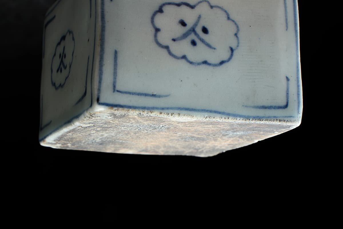 EE542 朝鮮古美術 李朝 白磁染付 山水文 角形水滴 幅6.6cm