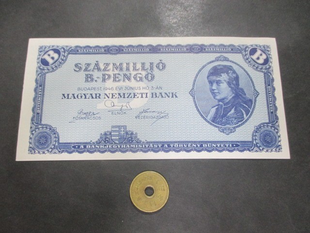 未使用 ハンガリー 1946年 超インフレ最高額 100,000,000兆ペンゲ P-136