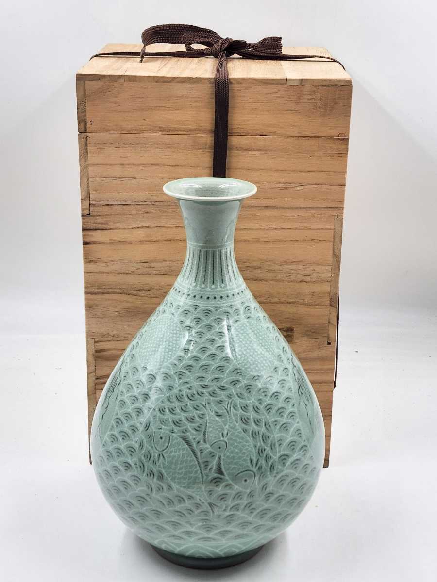 初代柳海剛 高麗青磁 象嵌菊牡丹図花瓶 高台内に描き銘 共箱