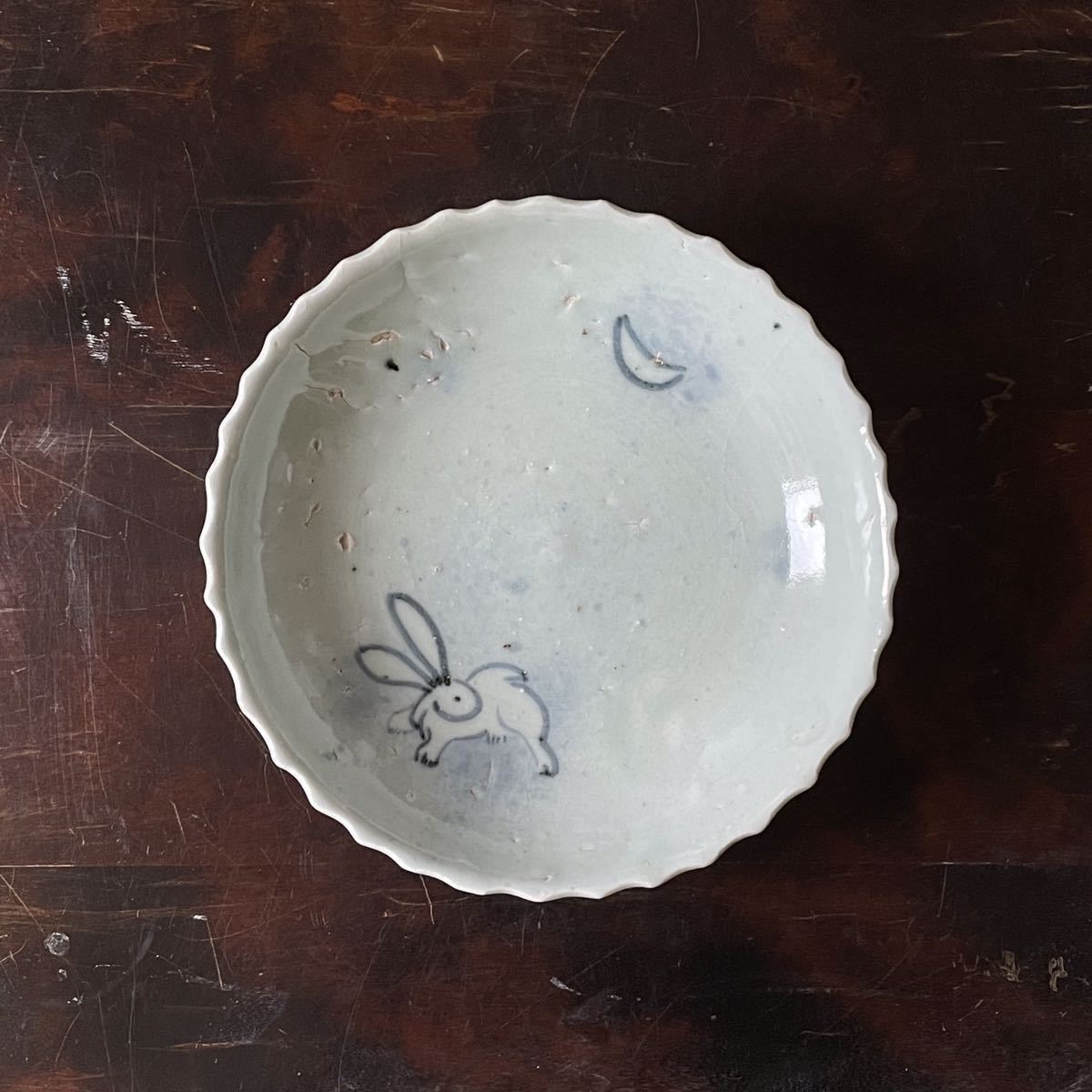 初期伊万里 染付芙蓉草鳥文皿 1620年頃 初期伊万里染付吹墨鷺文皿