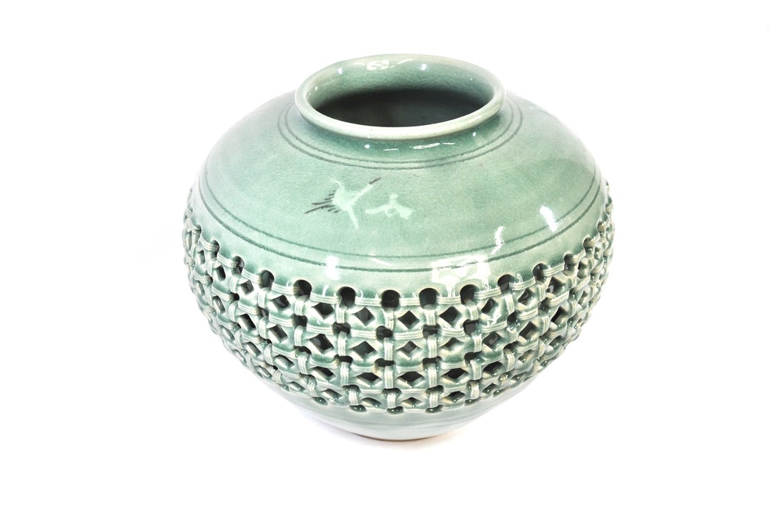 韓国慶州 青磁器 壺 透かし彫り 鶴 象嵌在銘：海泉 直径22cm 美しい