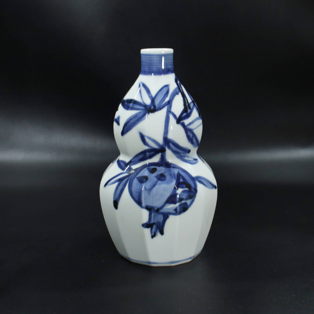 近藤悠三（人間国宝）』作/染付柘榴文 瓢形瓶 ＜240507022＞ 近藤悠