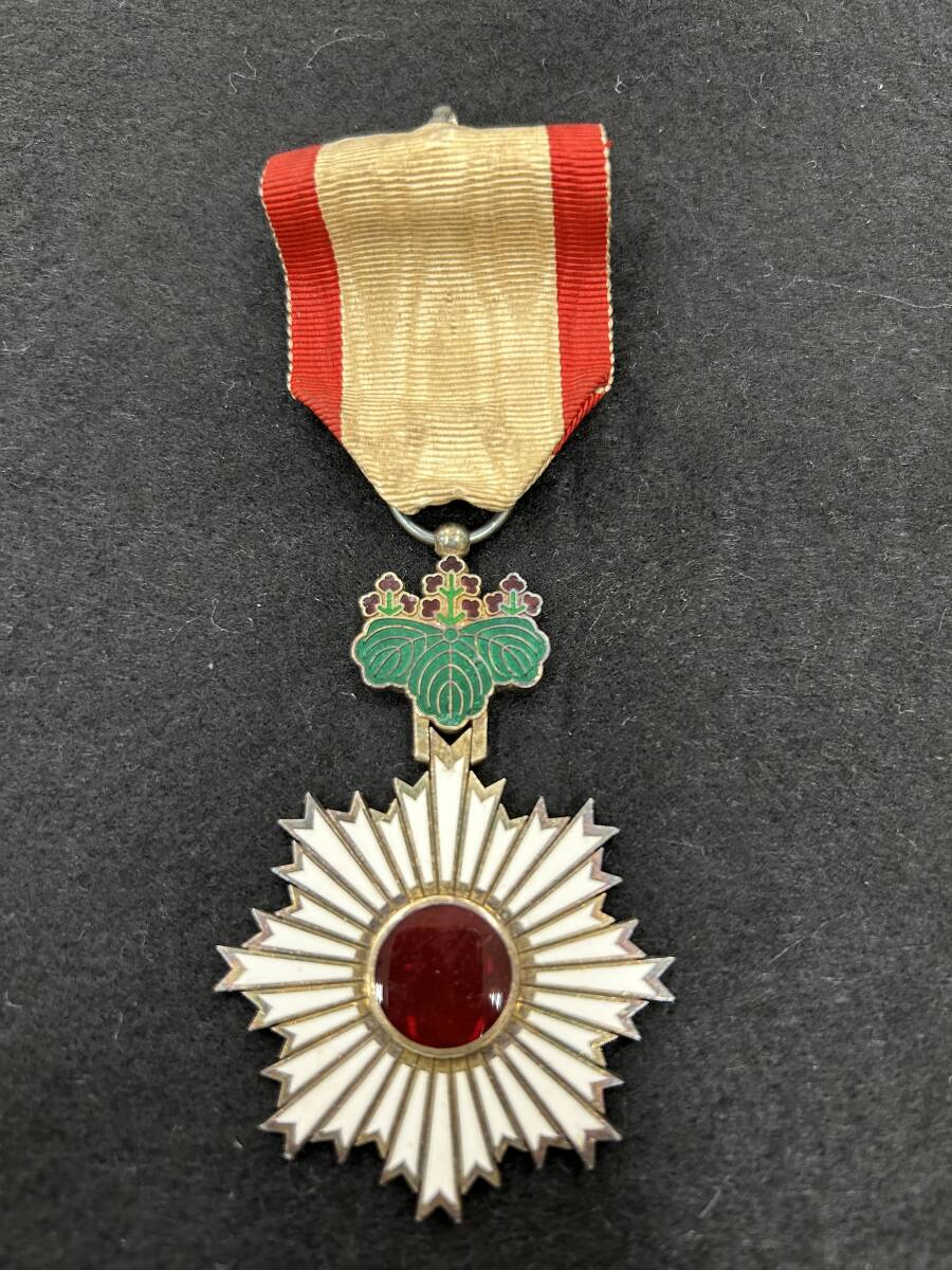 Yahoo!オークション -「勲四等旭日小綬章」(勲章) (徽章)の落札相場