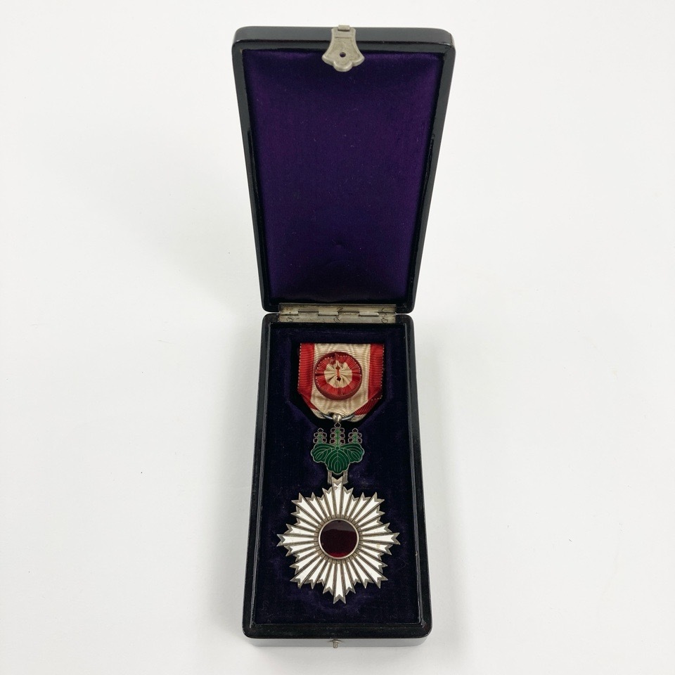 Yahoo!オークション -「勲四等旭日小綬章」(勲章) (徽章)の落札相場