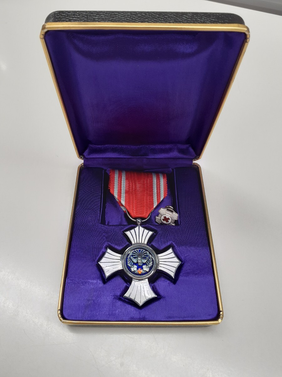 希少品】 日本赤十字社 銀色功労賞 未開封ピンバッジ付き 勲章 明治二