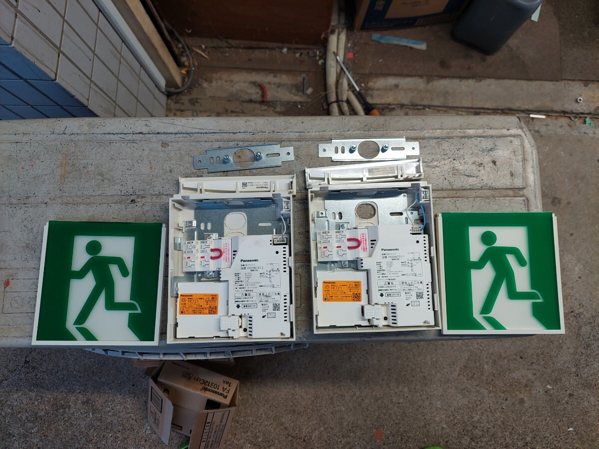 非常口誘導灯 B級 BL型 コンパクトスクエア 通路 C級 LED誘導灯 一般型