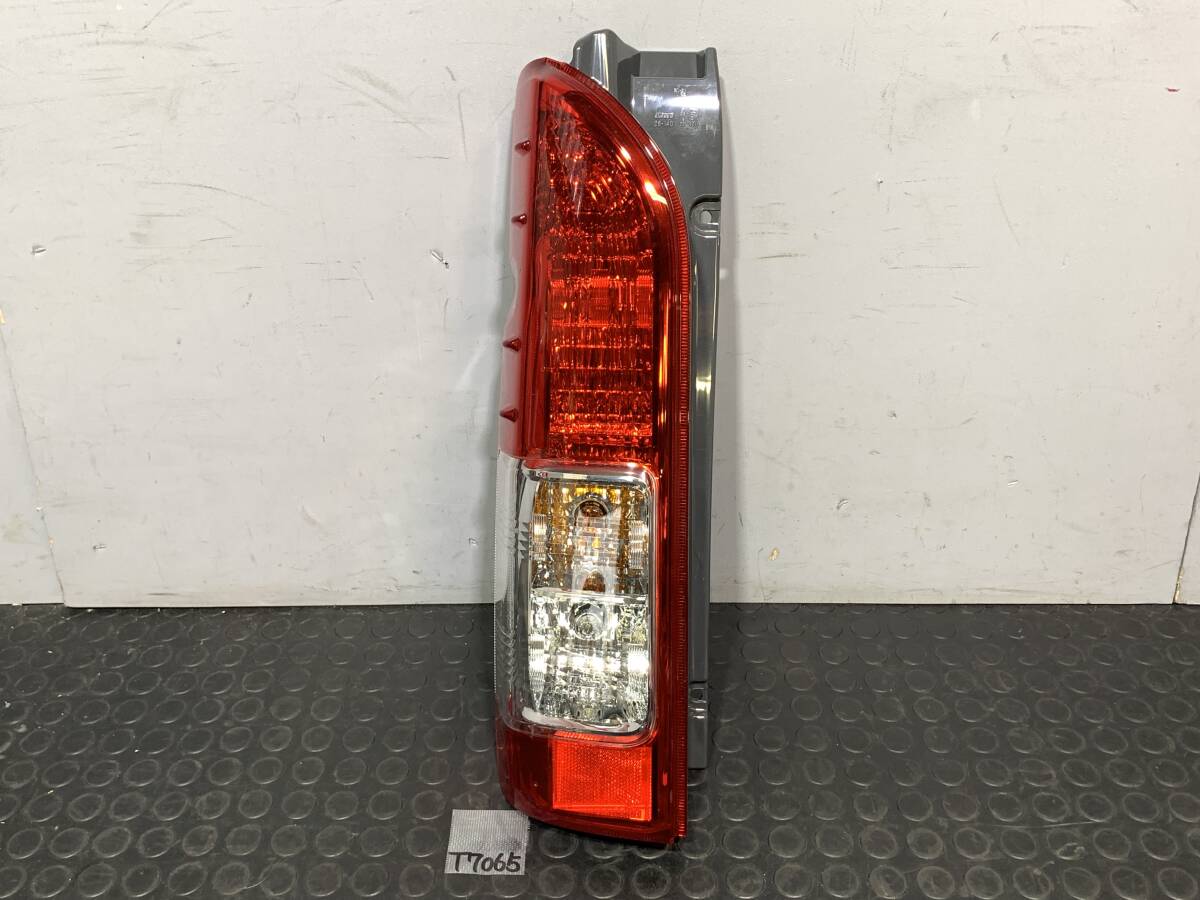 ハイエース8型純正テールランプ新車取り外し