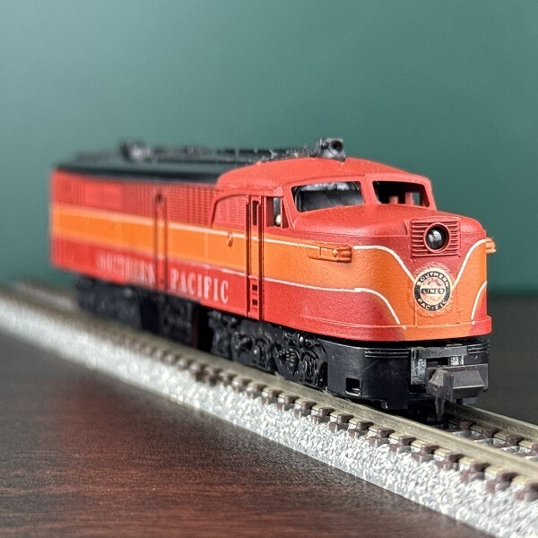 サザンパシフィックのディーゼル機関車と、蒸気機関車、客車12両