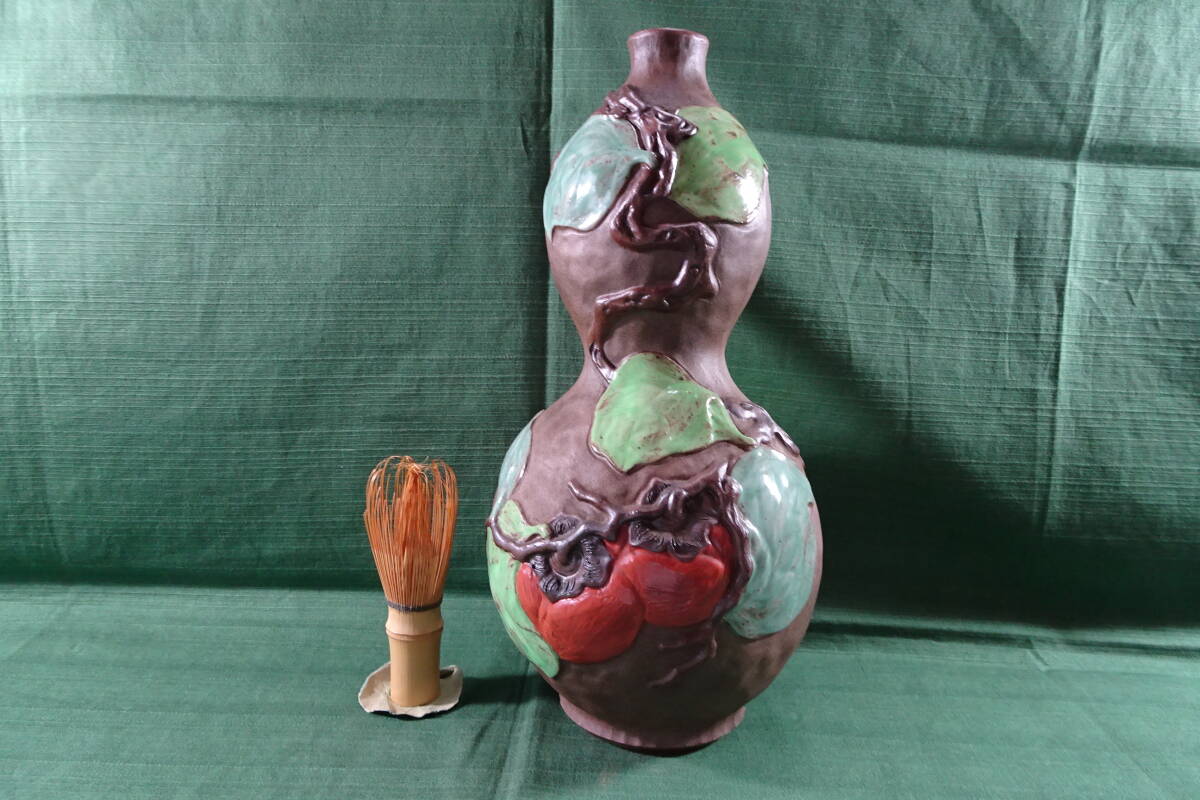 B348s 「水月焼 椿図抹茶茶碗」竹本輝夫作 天神蟹山水彫 伊予