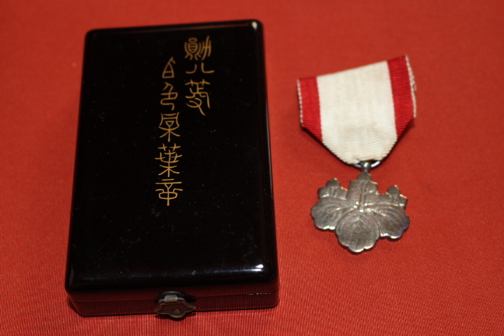 2026年最新】Yahoo!オークション -勲八等白色桐葉勲章(小物