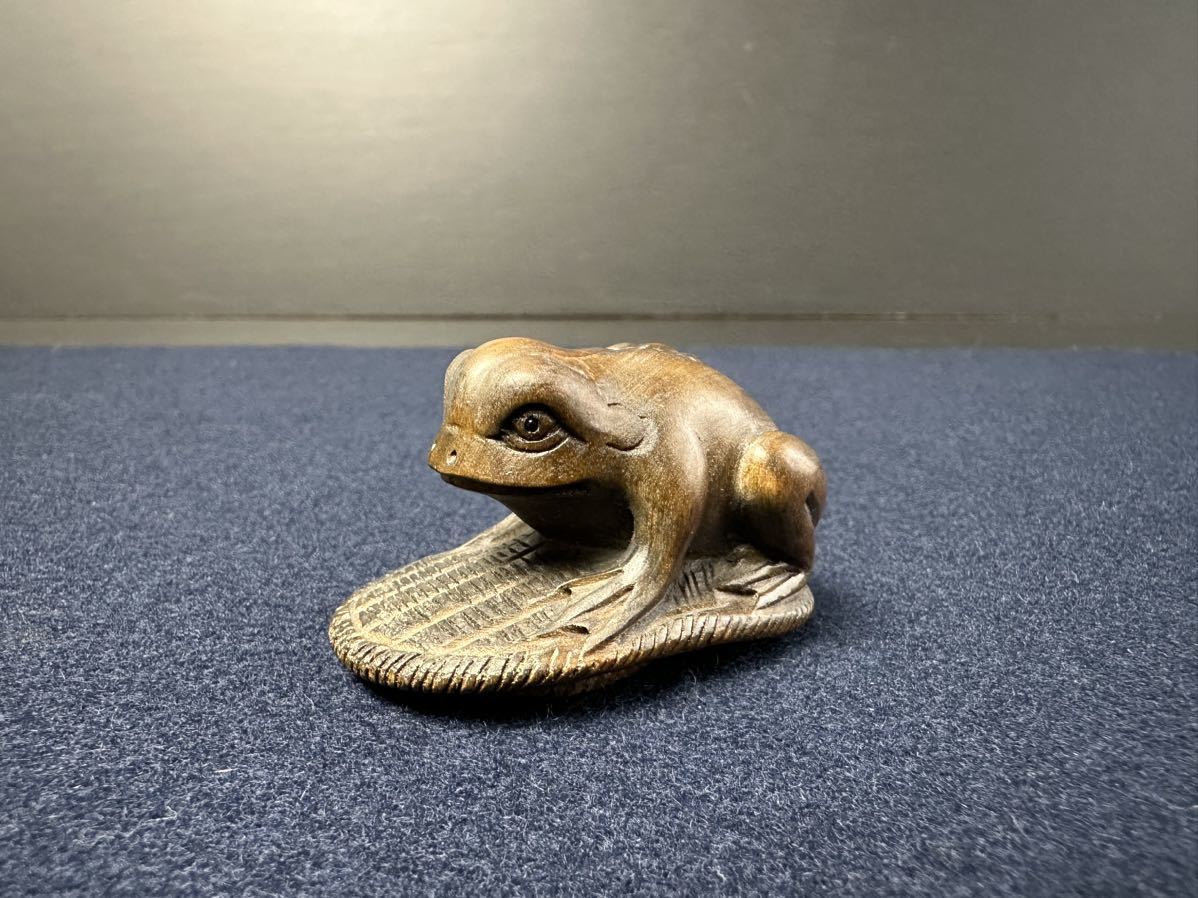 藻水 ? 在銘 銘 判読出来ず 「ぼろ草鞋に 蛙（無事帰る)」 根付 江戸