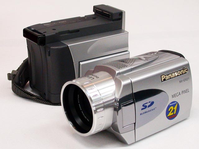 松下、テープデッキ部を外すとデジタルカメラになるDVカメラ