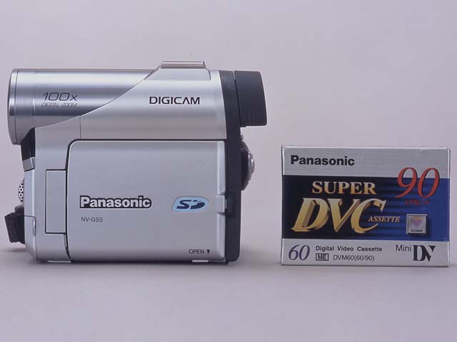 松下、実売11万円のオールインワン横型DVカメラ