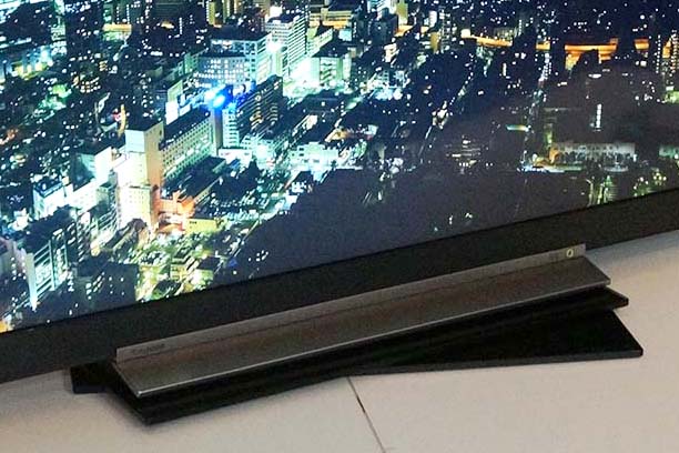 TVを置いて左右20度動く「レグザ純正テレビ回転台」。落下/転倒防止も