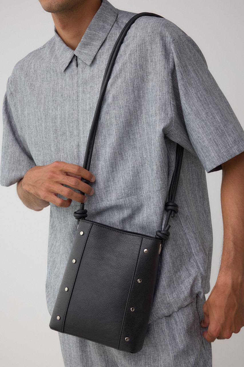 スタッズショルダーバッグ｜MEN｜251IAT55-041G｜AZUL BY MOUSSY