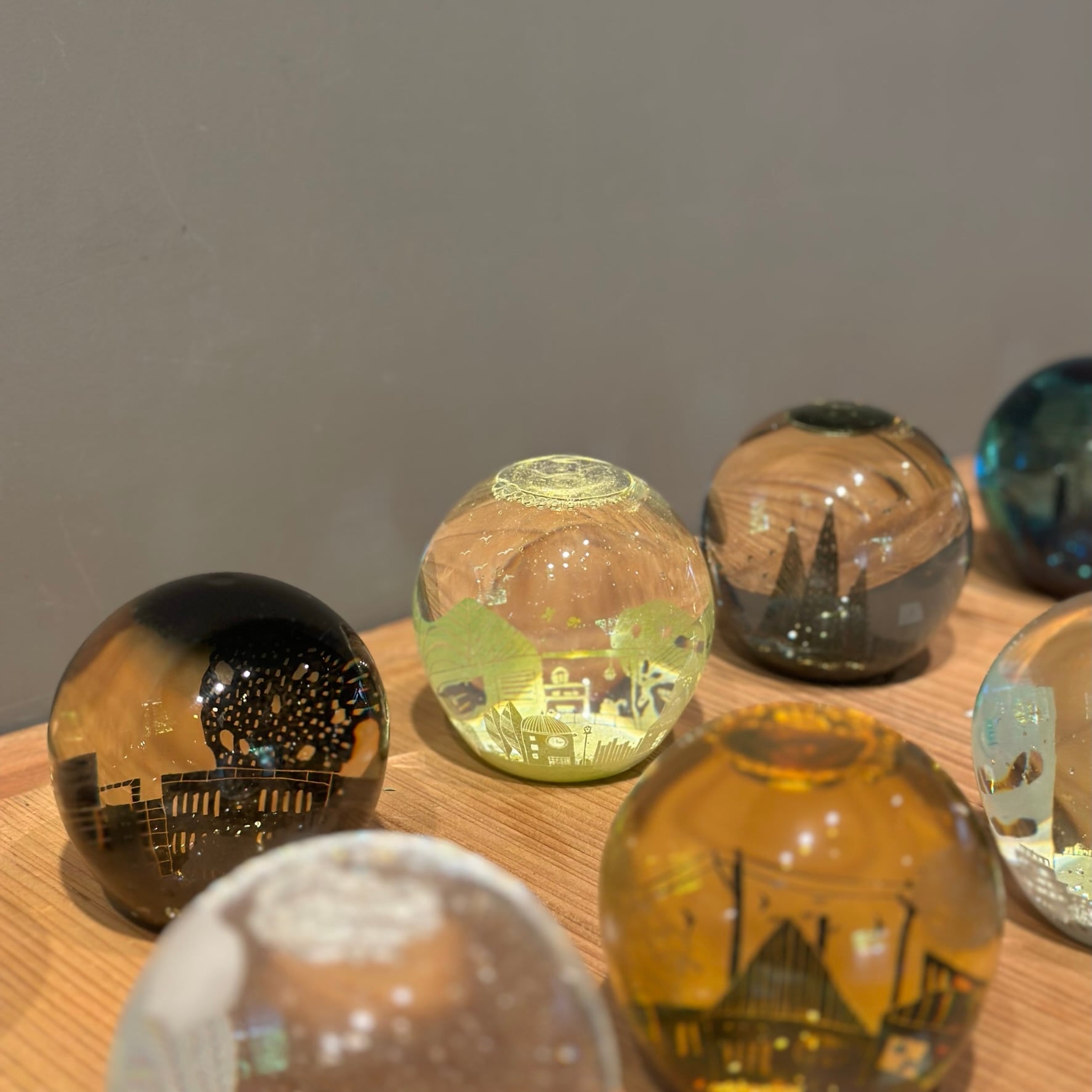 金津沙矢香 展】スノードームの店頭抽選は本日まで受付です | gallery 一白