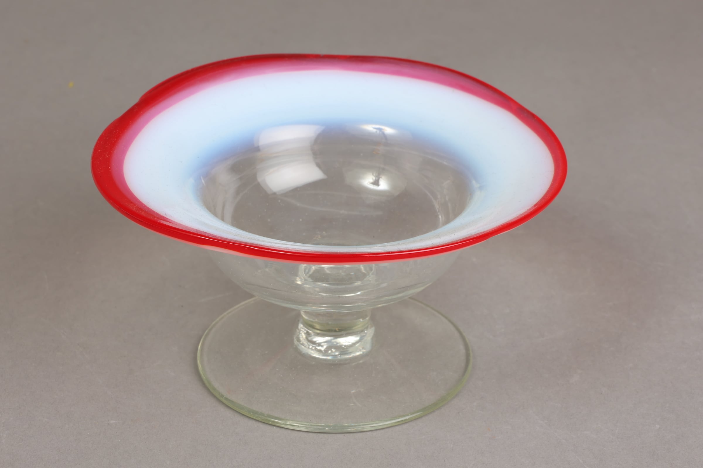 骨董 レトロガラス 赤フチ乳白色暈し 水玉紋 貝巻き脚付 氷コップ 復刻